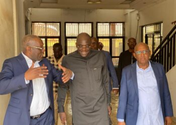 Football guinéen et projet forward:Le représentant de la FIFA en séjour en Guinée, visite les installations du centre technique et l’hôtel du Syli à Nongo!