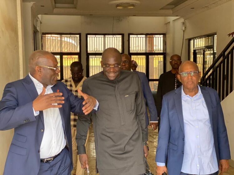 Football guinéen et projet forward:Le représentant de la FIFA en séjour en Guinée, visite les installations du centre technique et l’hôtel du Syli à Nongo!